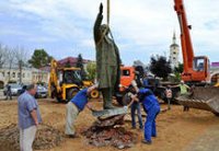 В КАЛУЖСКОЙ ОБЛАСТИ ПОД ПАМЯТНИКОМ ЛЕНИНУ ОБНАРУЖЕНЫ КОСТНЫЕ ОСТАНКИ В КАЛУЖСКОЙ ОБЛАСТИ ПОД ПАМЯТНИКОМ ЛЕНИНУ ОБНАРУЖЕНЫ КОСТНЫЕ ОСТАНКИ