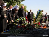Иерархи Киевской Митрополии УПЦ МП вместе с самозваным руководством Украины возложил цветы к Могиле неизвестного солдата в Киеве Иерархи Киевской Митрополии УПЦ МП вместе с самозваным руководством Украины возложил цветы к Могиле неизвестного солдата в Киеве