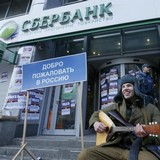 Сбербанк начнет выдавать гражданам паспорта и водительские удостоверения Сбербанк начнет выдавать гражданам паспорта и водительские удостоверения