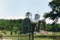 Албанцы не пустили сербов к разрушенному храму Албанцы не пустили сербов к разрушенному храму