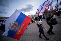 Крымчане празднуют успешное окончание референдума за присоединение к РФ Крымчане празднуют успешное окончание референдума за присоединение к РФ