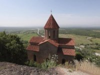 Телекомпанией снят клип с мужчиной на алтаре храма в Грузинской Церкви Телекомпанией снят клип с мужчиной на алтаре храма в Грузинской Церкви