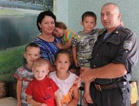 Полицейский из Алтайского края спас двоих детишек, а затем усыновил их Полицейский из Алтайского края спас двоих детишек, а затем усыновил их