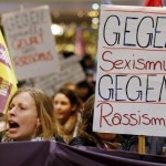 Жертвы нападений беженцев в Кельне вышли на митинг протеста Жертвы нападений беженцев в Кельне вышли на митинг протеста