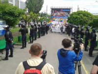 В Кишиневе извращенцев закидали яйцами В Кишиневе извращенцев закидали яйцами