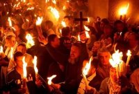 Благодатный огонь сошел в храме Гроба Господня в Иерусалиме Благодатный огонь сошел в храме Гроба Господня в Иерусалиме