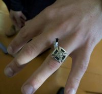 Выпускникам в Латвии вручат перстни со свастикой Выпускникам в Латвии вручат перстни со свастикой