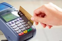 Жители России не хотят платить за услуги и товары по безналичному расчету, предпочитая держать в руках живые деньги Жители России не хотят платить за услуги и товары по безналичному расчету, предпочитая держать в руках живые деньги